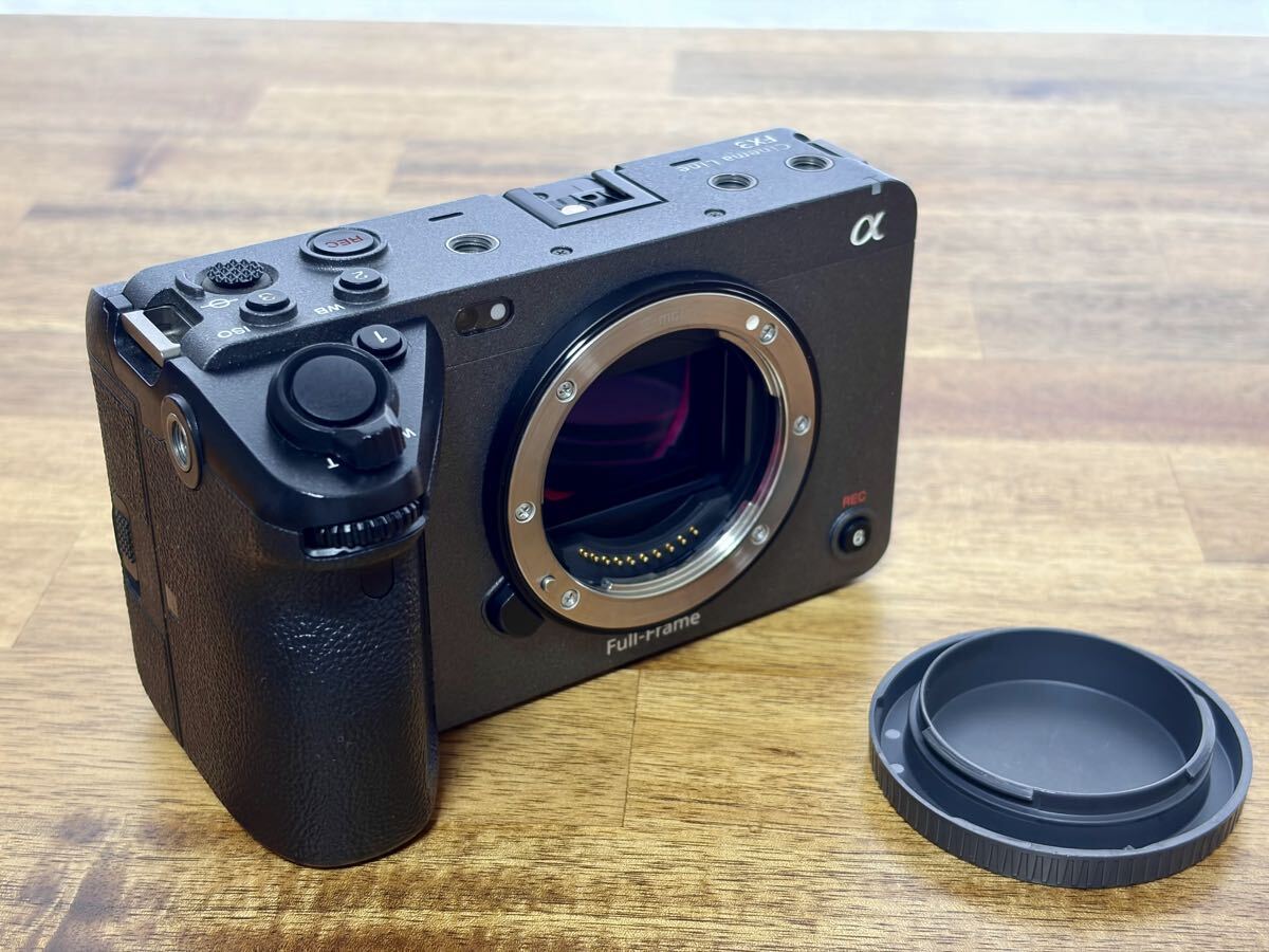 Sony FX3 ILME-FX3 Cinema Line Camera Body [x1237563474]