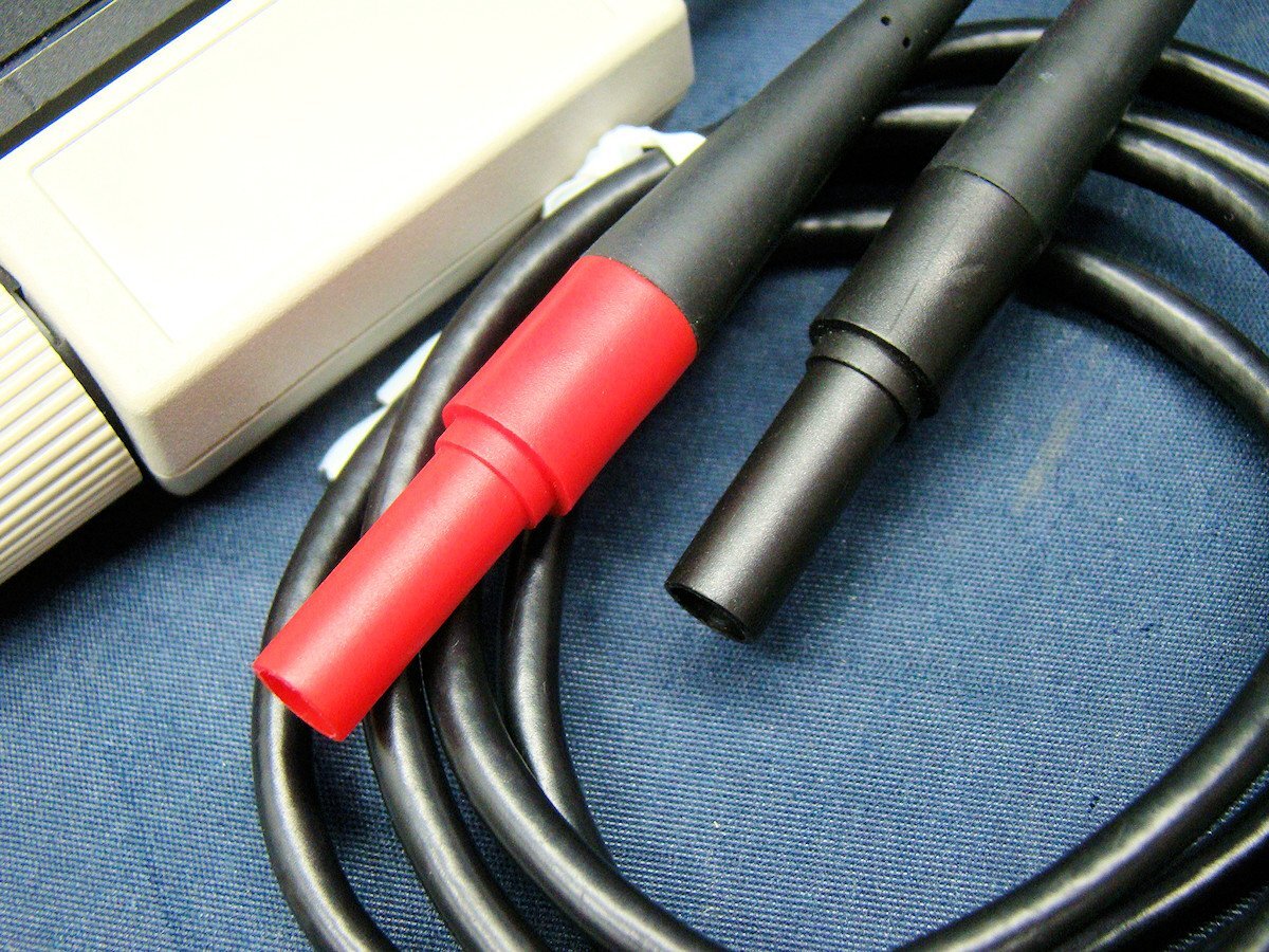 Tektronix P5205A High Voltage Differential Probe 100MHz 1300V 2 pcs [v1243306614]
