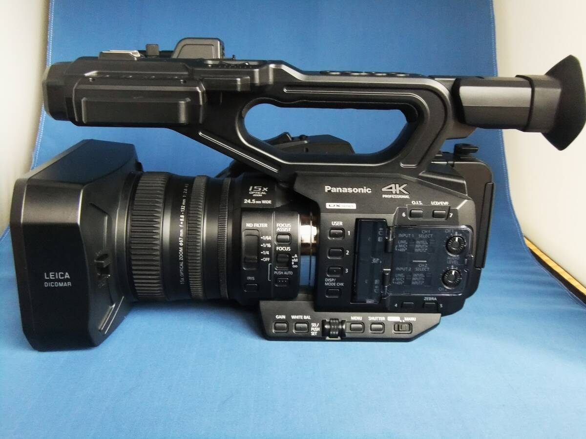 Panasonic AG-UX90 4K Professional Video Camera with Charger and 4 Batteries [p1244485391]