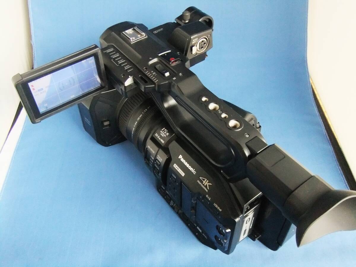 Panasonic AG-UX90 4K Professional Video Camera with Charger and 4 Batteries [p1244485391]