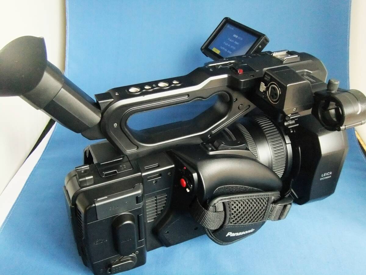 Panasonic AG-UX90 4K Professional Video Camera with Charger and 4 Batteries [p1244485391]