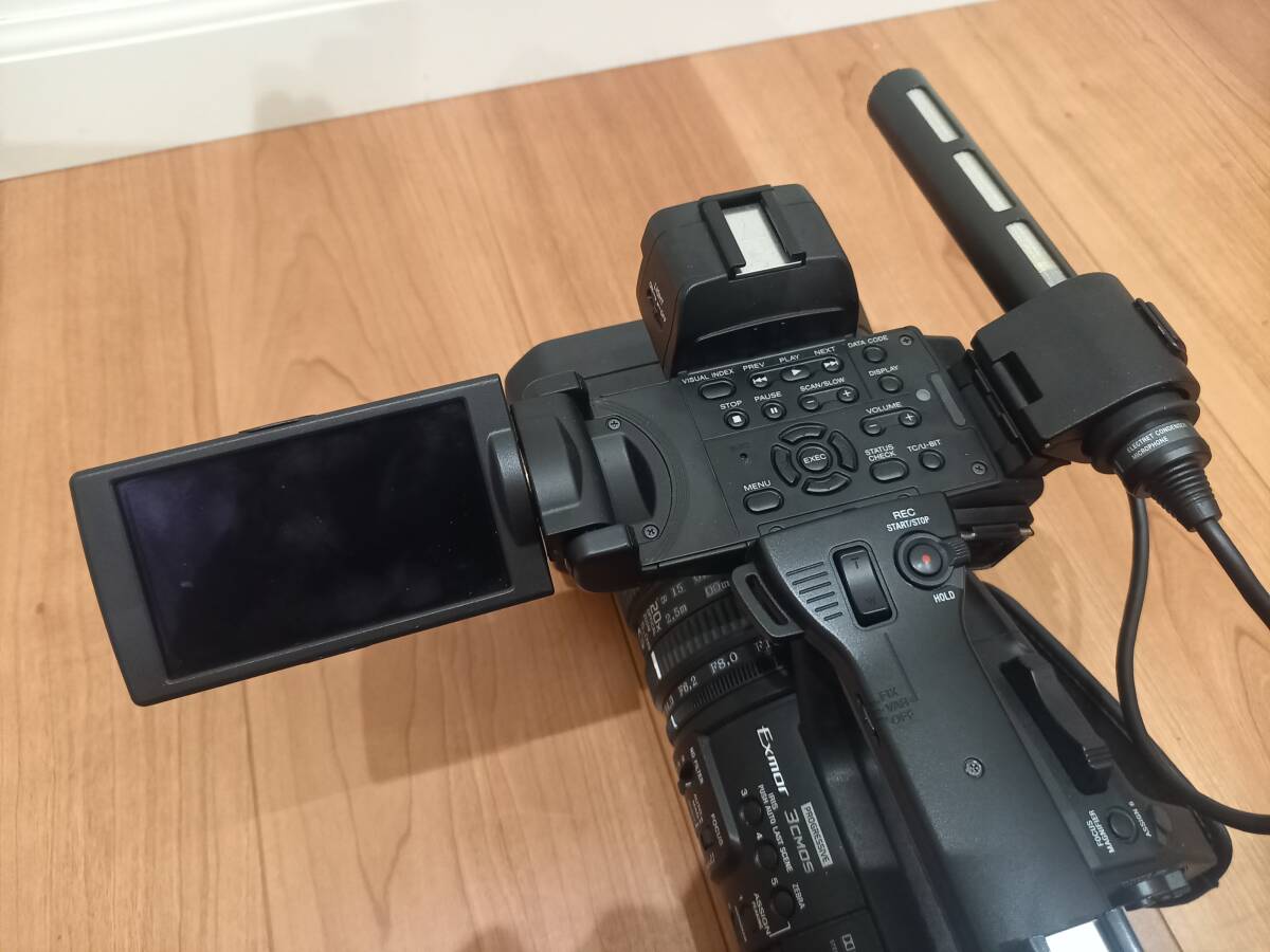Sony HXR-NX3 Professional Camera with Charger Remote and Microphone [p1244973611]