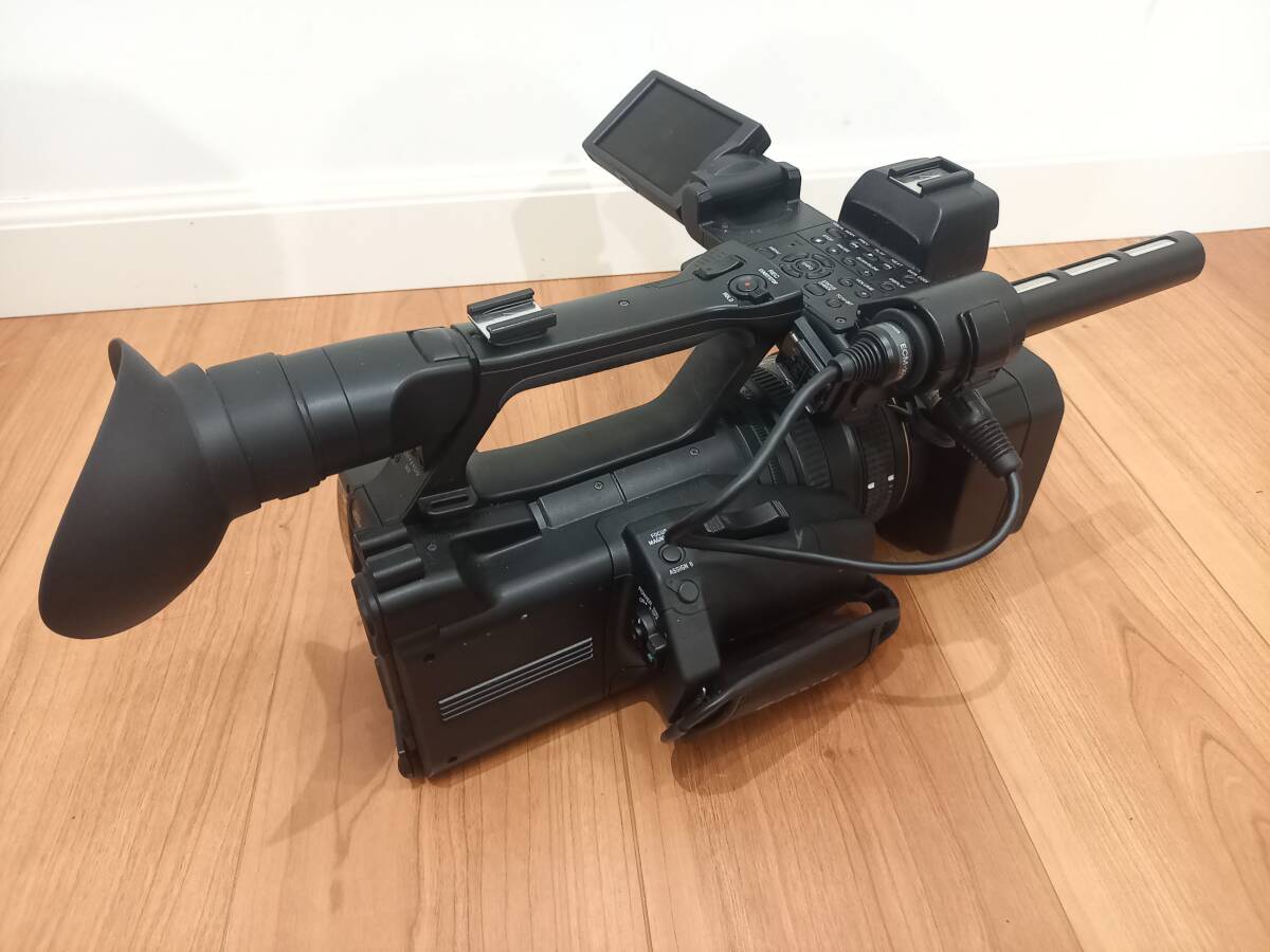 Sony HXR-NX3 Professional Camera with Charger Remote and Microphone [p1244973611]