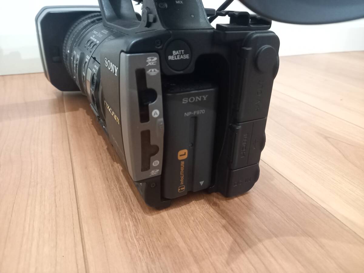 Sony HXR-NX3 Professional Camera with Charger Remote and Microphone [p1244973611]