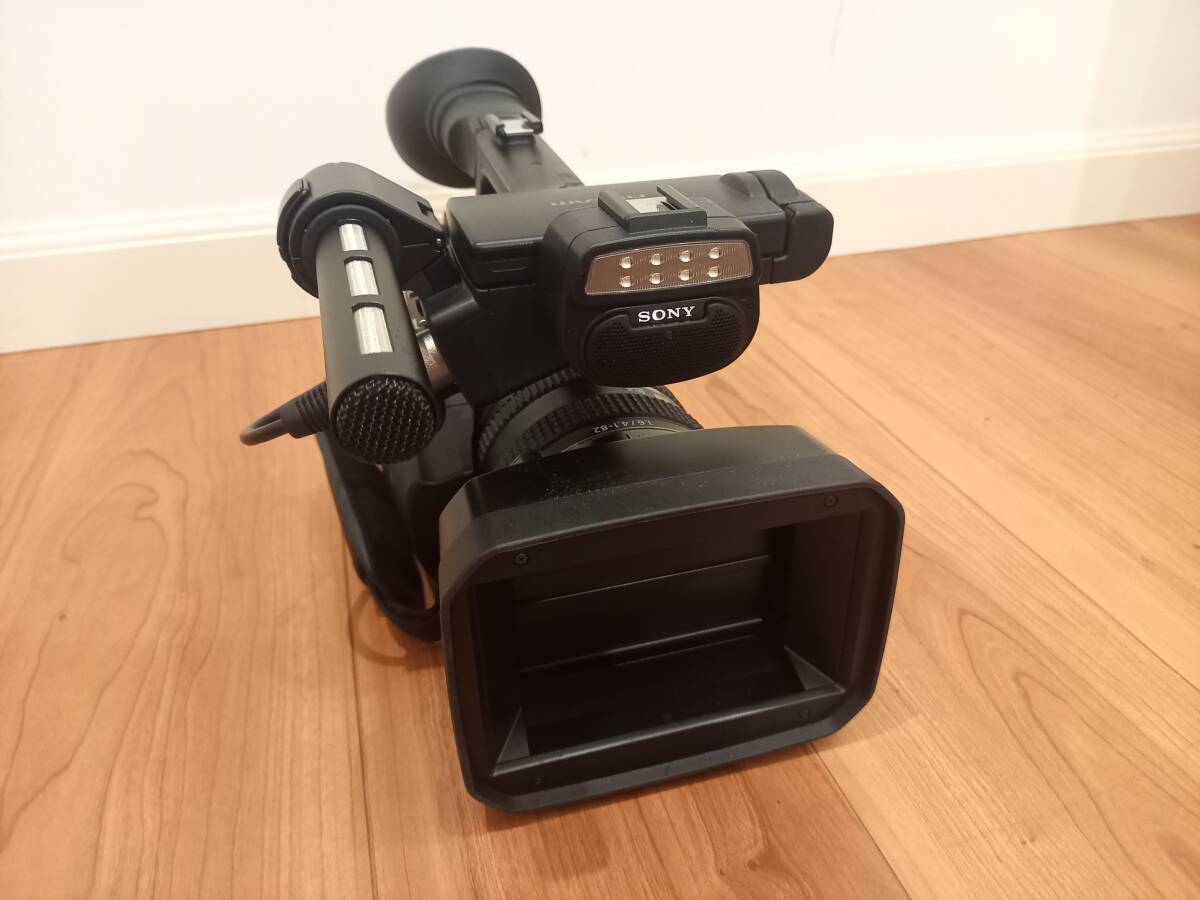 Sony HXR-NX3 Professional Camera with Charger Remote and Microphone [p1244973611]