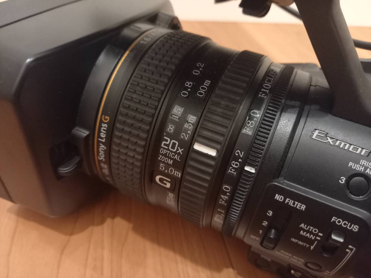 Sony HXR-NX3 Professional Camera with Charger Remote and Microphone [p1244973611]