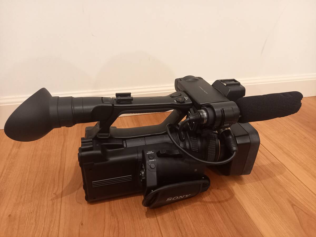Sony HXR-NX3 Professional Camera with Charger and 2 Batteries [g1244954631]