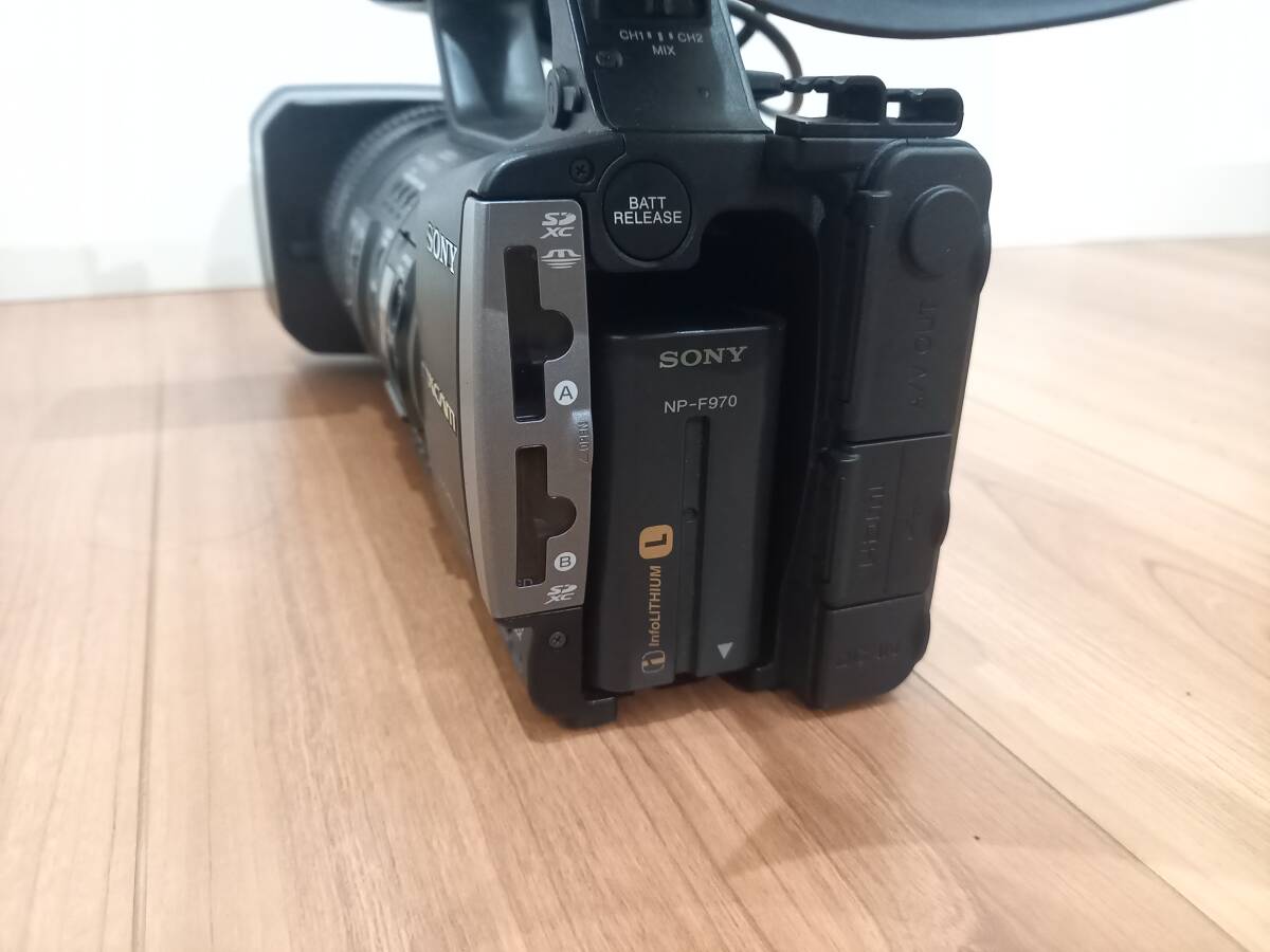 Sony HXR-NX3 Professional Camera with Charger and 2 Batteries [g1244954631]