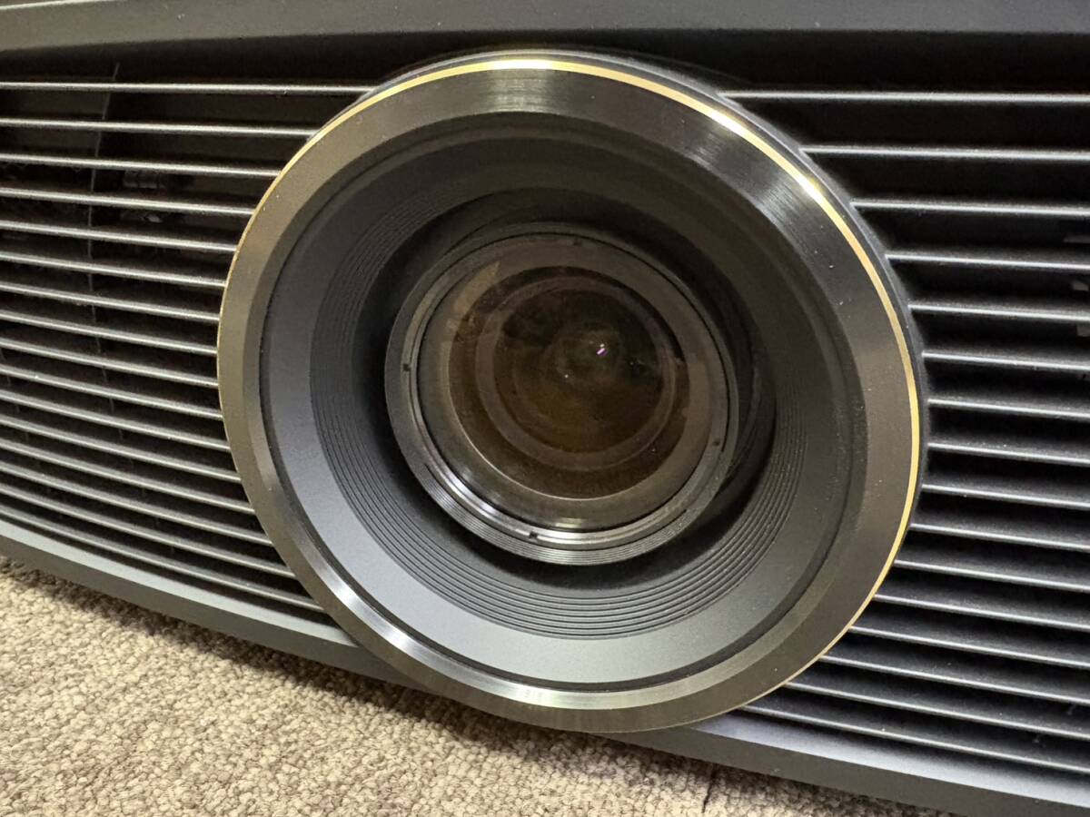 Victor DLA-Z5 Projector [v1248958408]