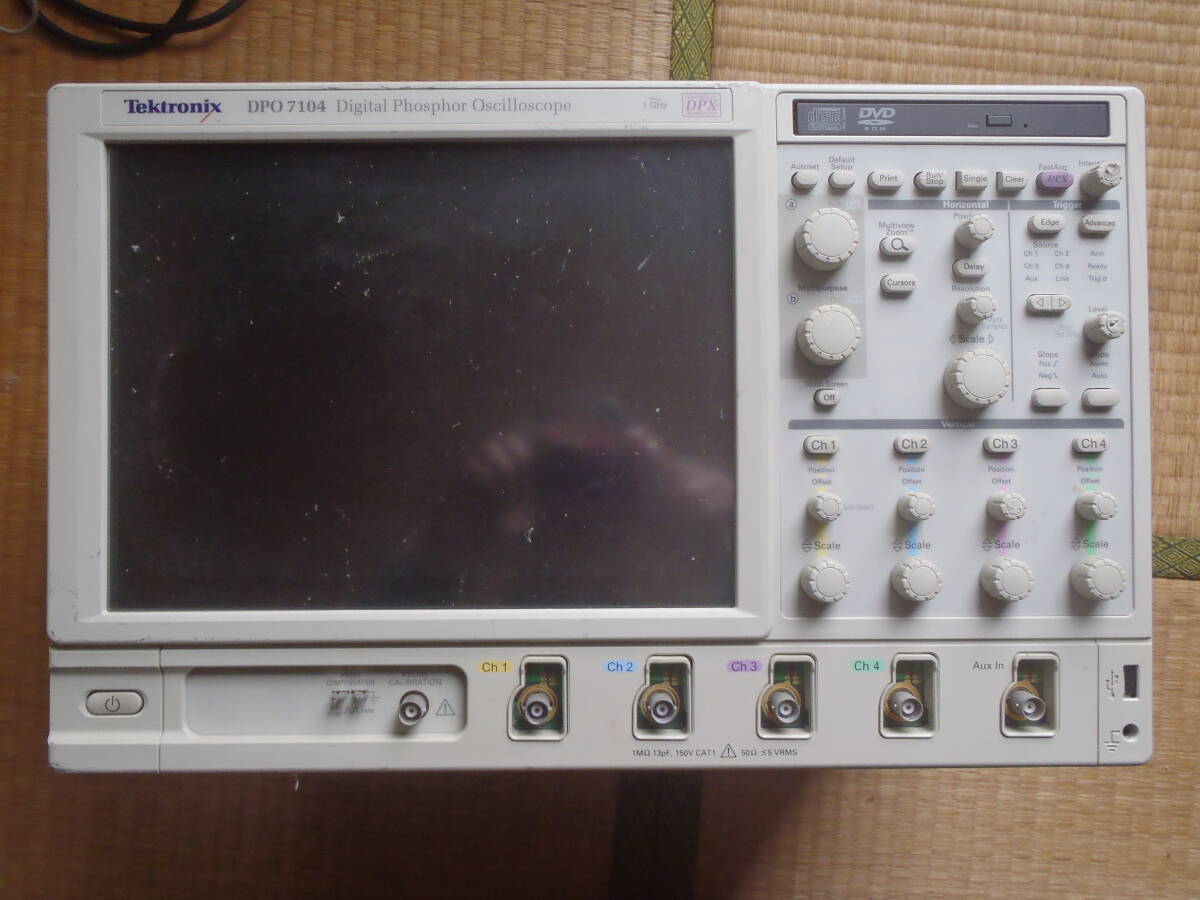 Tektronix DPO7104 Digital Phosphor Oscilloscope 1GHz (for parts or not working) [f1249558176]