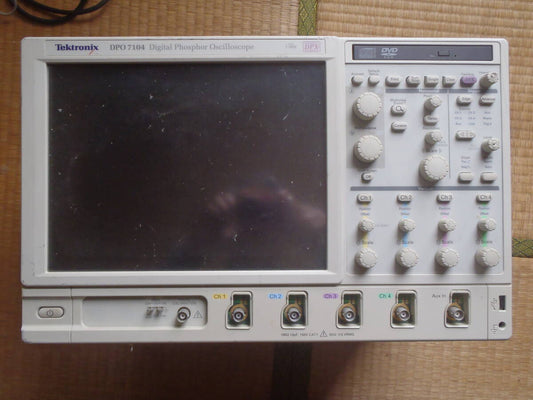 Tektronix DPO7104 Digital Phosphor Oscilloscope 1GHz (for parts or not working) [f1249558176]