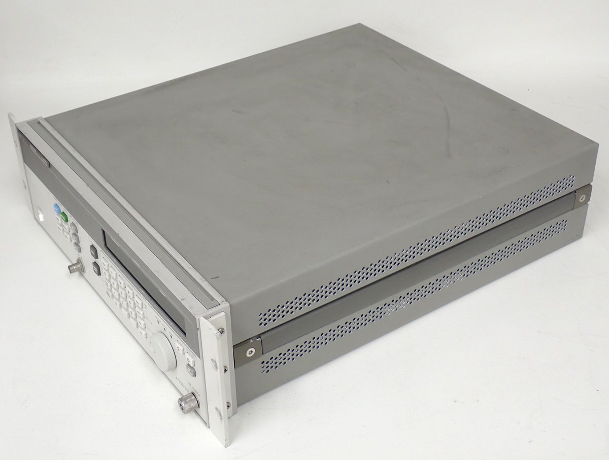 Agilent 83711B Synthesized CW Generator 1-20GHz with Options 1E1 1E5 1E8 1E9 [q1244497357]