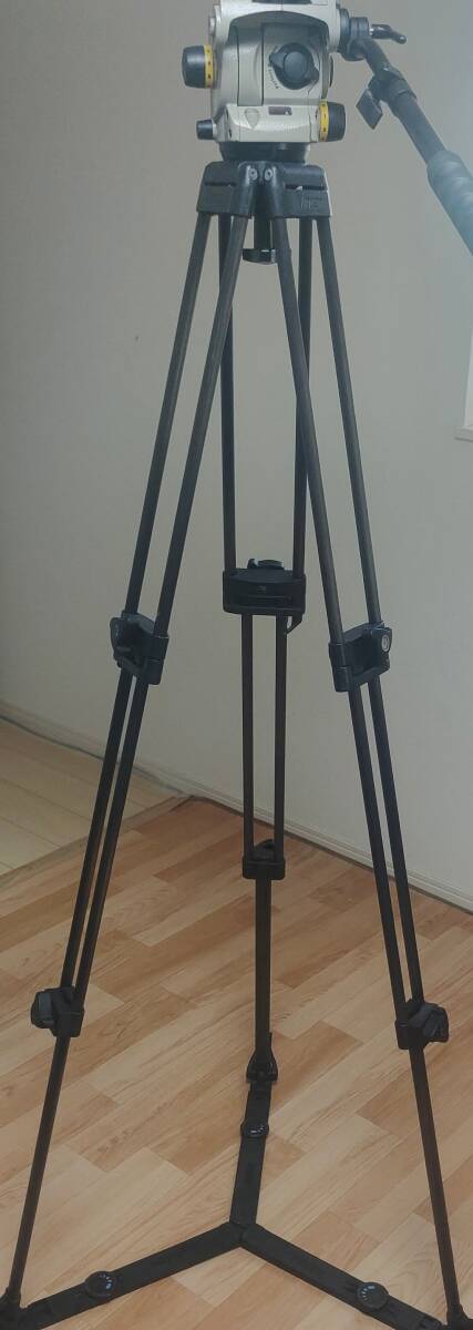 Vinten Vision100 Tripod Head with Carbon Fiber Tripod and Ground Spreader [s1237758925]