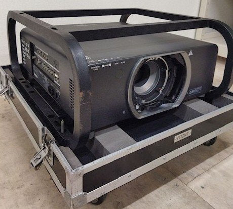 Panasonic PT-DZ8700 3-Chip DLP Projector 10600lm (for parts or not working) [m1236370677]