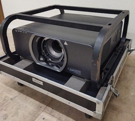 Panasonic PT-DZ8700 3-Chip DLP Projector 10600lm (for parts or not working) [m1236370677]