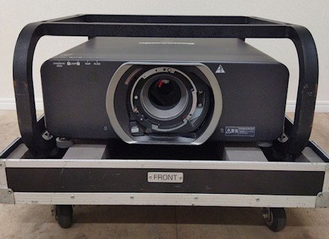Panasonic PT-DZ8700 3-Chip DLP Projector 10600lm (for parts or not working) [m1236370677]