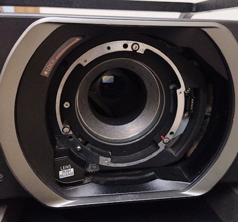 Panasonic PT-DZ8700 3-Chip DLP Projector 10600lm (for parts or not working) [m1236370677]