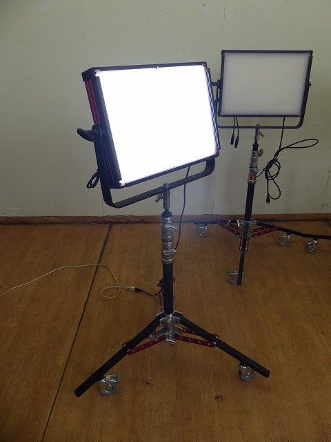 Lumos 700GT LED Panel Light with Matthews Rolling Stand [t1232476496]