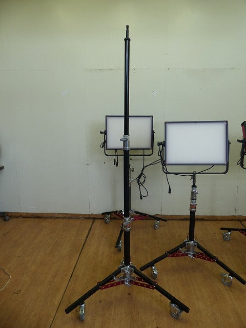 Lumos 700GT LED Panel Light with Matthews Rolling Stand [t1232476496]