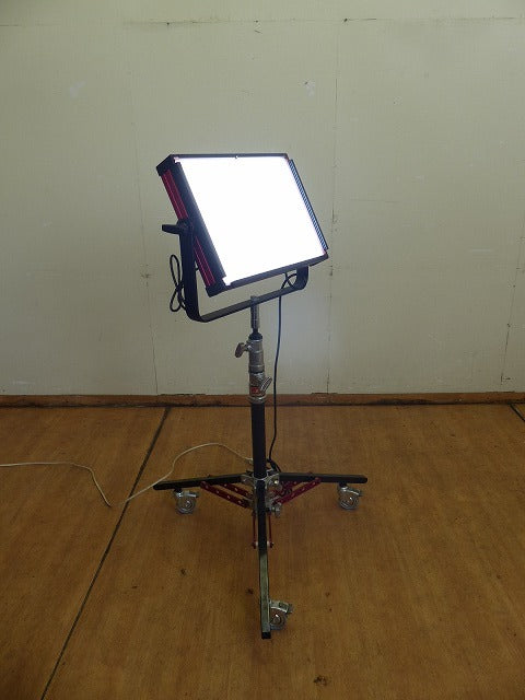 Lumos 700GT LED Panel Light with Matthews Rolling Stand [1232484061]