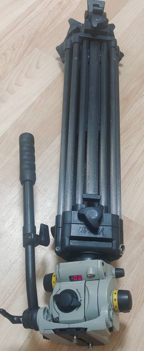 Vinten Vision100 Tripod Head with Carbon Fiber Tripod and Ground Spreader [s1237758925]