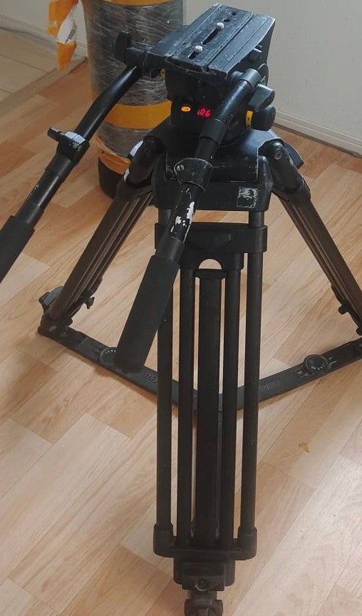 Vinten Vision100 Tripod Head with Carbon Fiber Tripod and Ground Spreader [w1239495877]