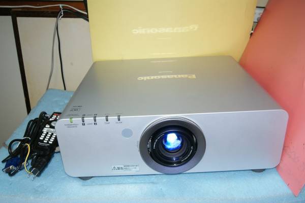PANASONIC PT-D6000S Projector High Brightness 6500 Lumens HDMI Compatible [s663468342]