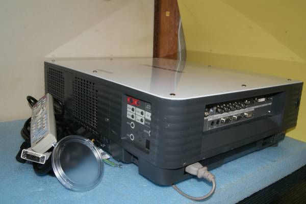 PANASONIC PT-D5700 Projector 6000 Lumens 50-600 inch Projection Size [o382112162]