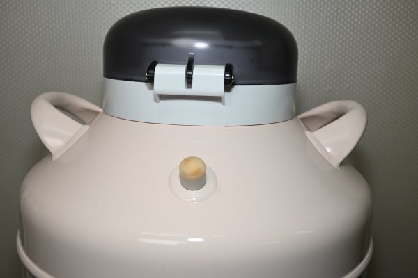CryoOne SR-36-6R Liquid Nitrogen Freezing Storage Container 36.2L [s1240400435]