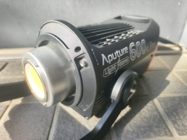 Aputure LS600d Pro LED Light [j1247576539]