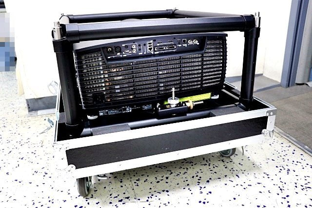 Barco F90-W13 DLP Projector High Brightness 130,000lm Remote Control Interchangeable Lenses Included [p1158325243]