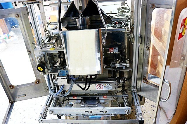 Daiken DK-5500AS Vertical Pillow Packaging Machine with Belt Conveyor [w1235436937]