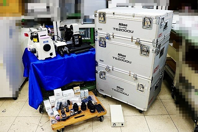 Nikon TE2000-U Inverted Microscope with 2 Objective Lenses and 3 Cases [n1243323758]