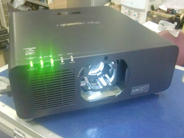 Panasonic PT-DZ870K DLP Projector with Hard Case 8500 Lumens [v1248152116]