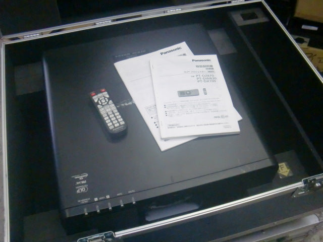 Panasonic PT-DZ870K DLP Projector with Hard Case 8500 Lumens [v1248152116]