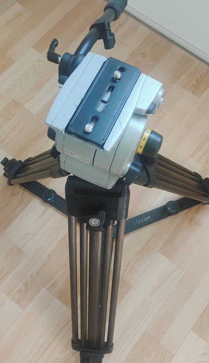 Vinten Vision100 Tripod Head with Carbon Fiber Tripod and Ground Spreader [s1237758925]