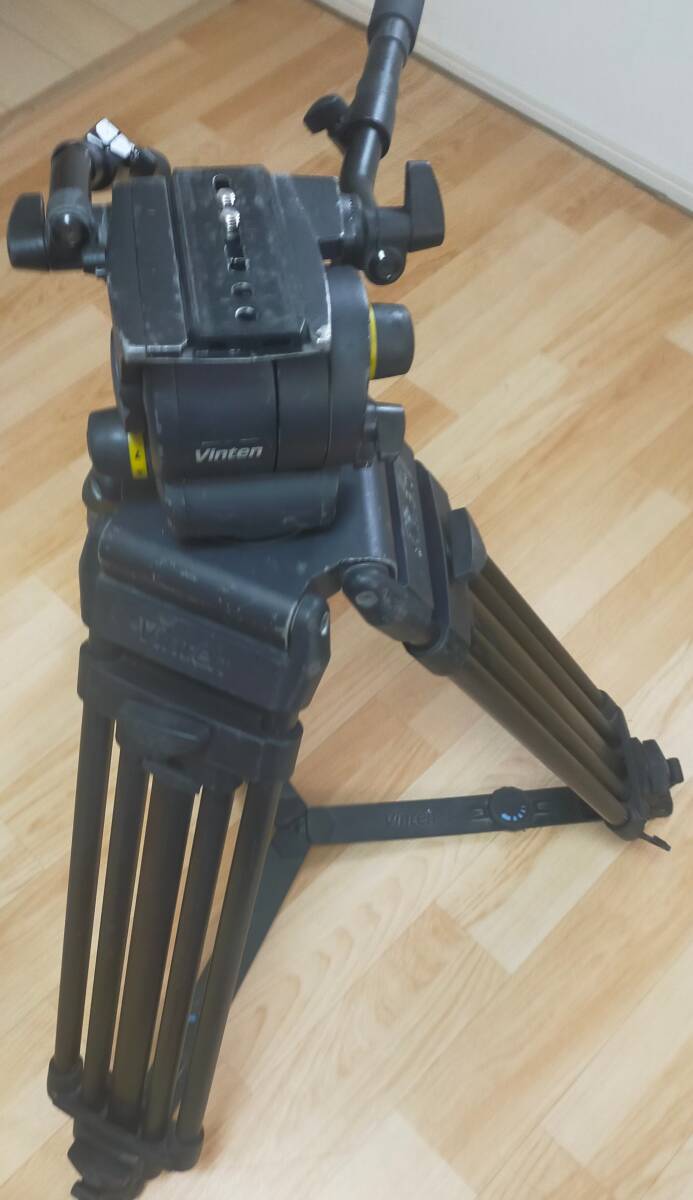 Vinten Vision100 Tripod Head with Carbon Fiber Tripod and Ground Spreader [w1239495877]