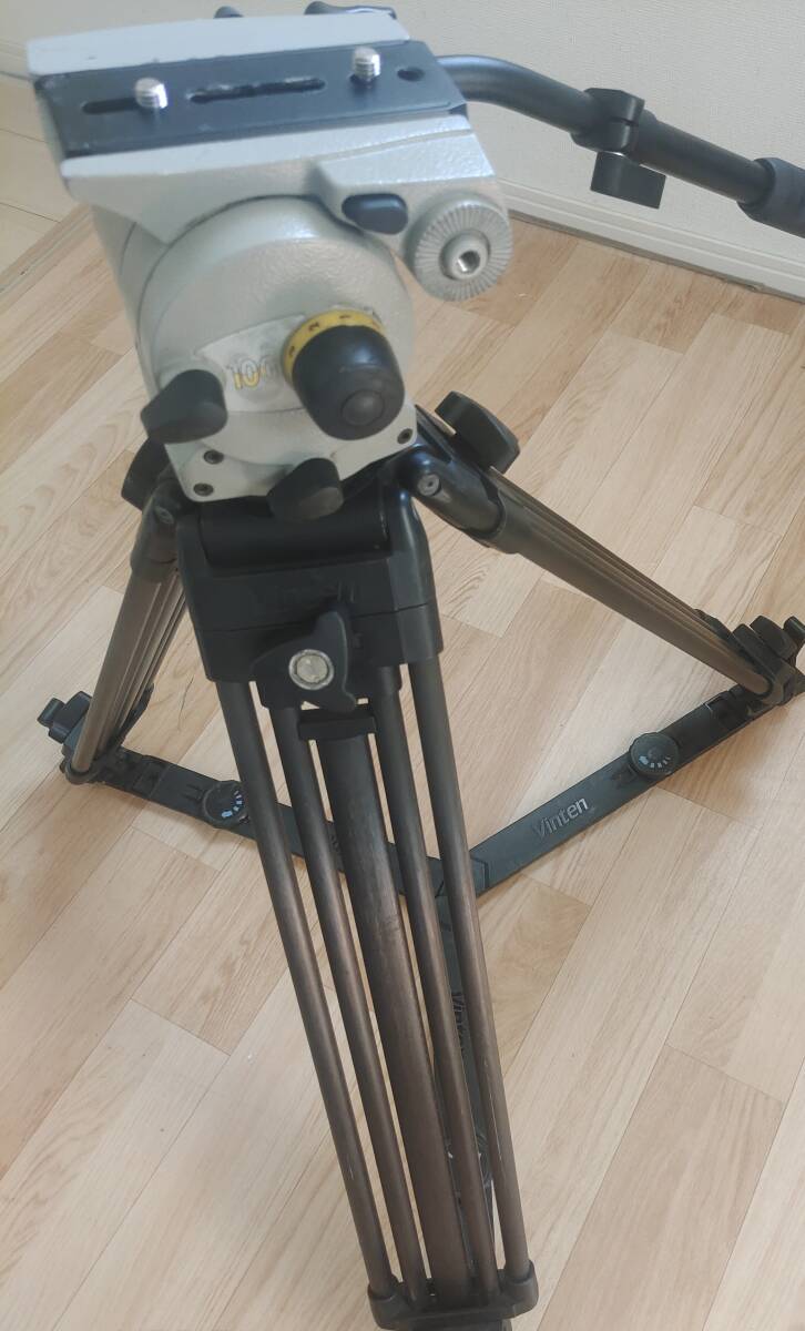 Vinten Vision100 Tripod Head with Carbon Fiber Tripod and Ground Spreader [s1237758925]