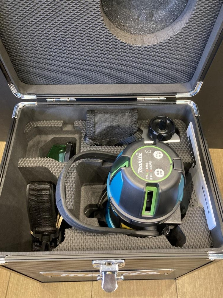 Makita SK314GDZN Laser Leveler Indoor Outdoor with Battery and Charger [s1183785555]
