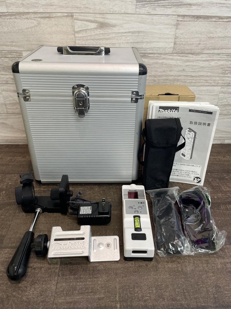 Makita SK503PXZ Laser Level with Automatic Tracking, Light Receiver, Tripod and Tilted Head [v1198644997]