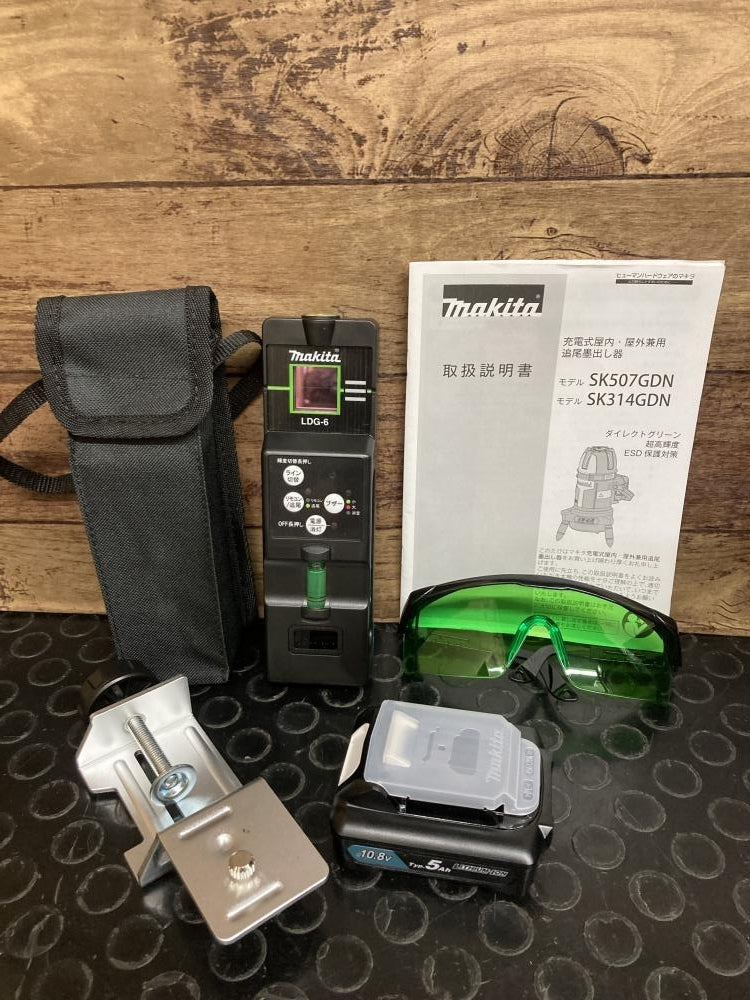 Makita SK507GDN 10.8V Rechargeable Green Laser Marker with Receiver, Tripod, and 5.0Ah Battery [f1214048511]