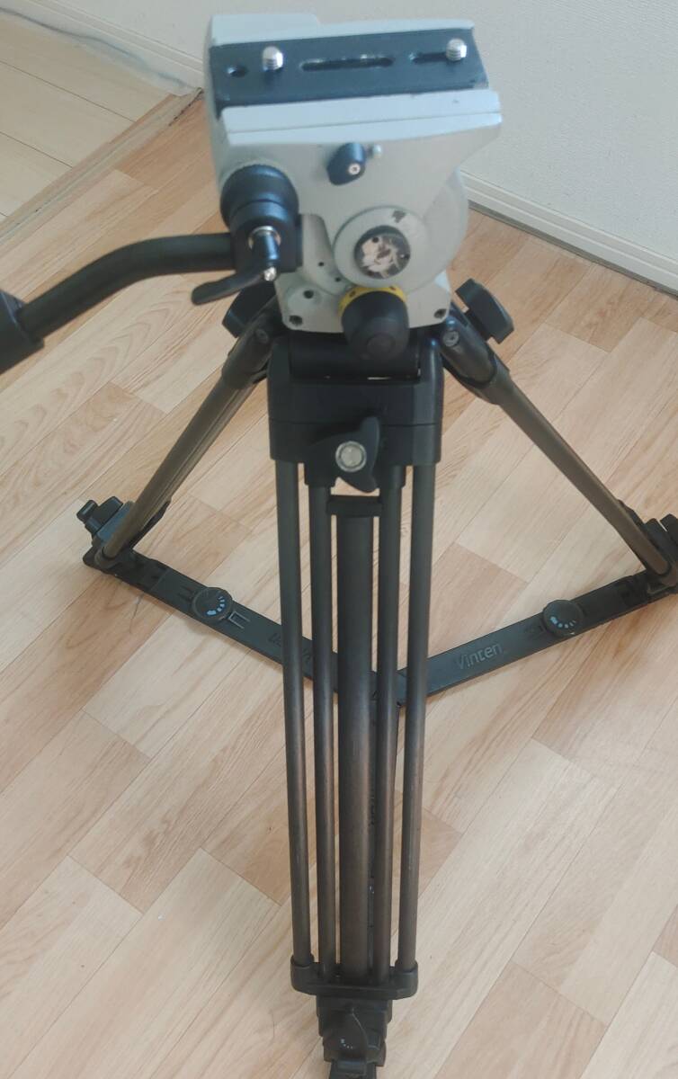 Vinten Vision100 Tripod Head with Carbon Fiber Tripod and Ground Spreader [s1237758925]