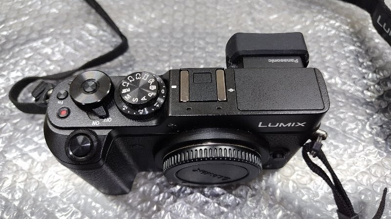 Panasonic LUMIX DMC-GX8 Digital Camera Kit with LEICA Standard Lens and 2 LUMIX Zoom Lenses [x1219043062]