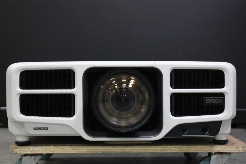 EPSON EB-1490U Projector with ELPLU04 Short Focus Zoom Lens 9000lm Light Source [r1220336535]