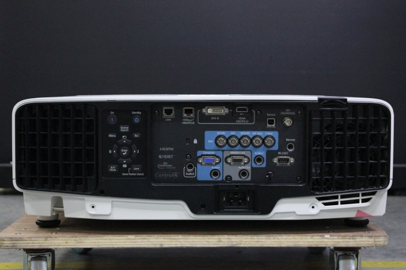 EPSON EB-1490U Projector with ELPLU04 Short Focus Zoom Lens 9000lm Light Source [r1220336535]