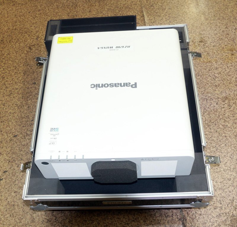 Panasonic PT-RZ690JLW WUXGA 1-Chip DLP Laser Projector with Lens [l1240113582]