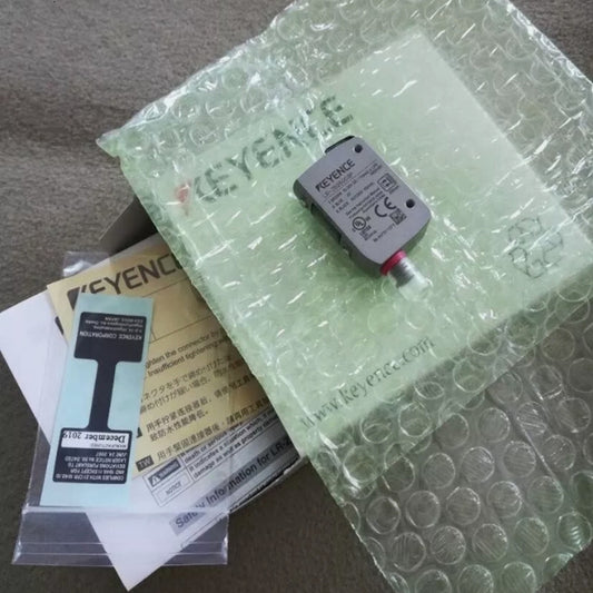 KEYENCE LR-ZB250C3P CMOS Laser Sensor with Built-In Amplifier [f1197843272]