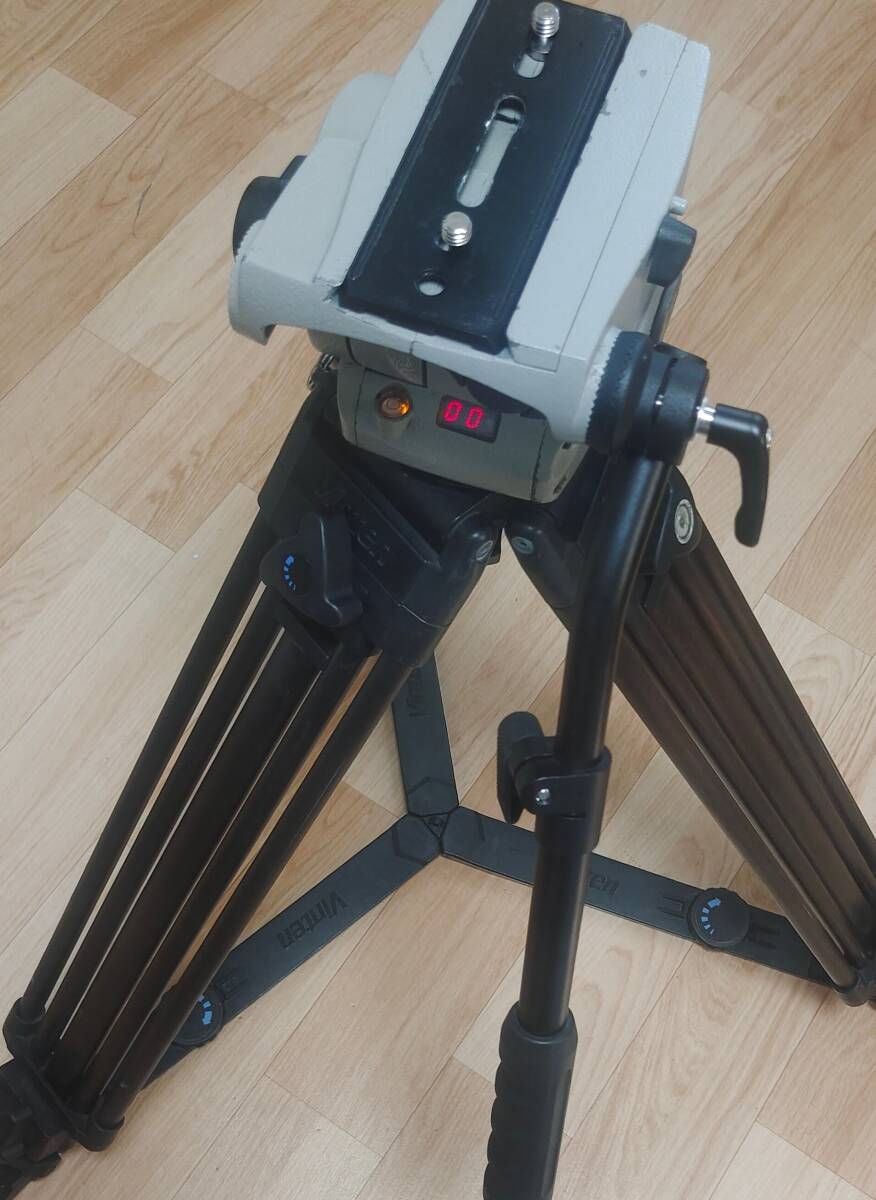 Vinten Vision100 Tripod Head with Carbon Fiber Tripod and Ground Spreader [s1237758925]