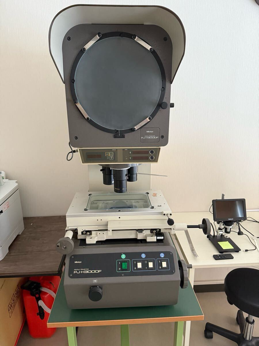 Mitutoyo PJ-3000F Projector with Sakae Stand [n1194449368]