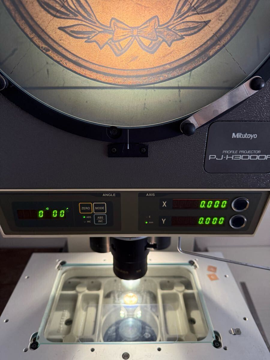 Mitutoyo PJ-3000F Projector with Sakae Stand [n1194449368]